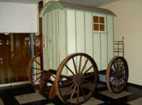 Ausstellung von den alten Badekarren Badekarre Ausstellung