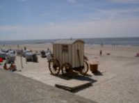 Sommer Badekarre der Insel Norderney Badekarre im Sommer am Strand