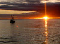 Krabbenkutter in der Nordsee Krabbenkutter mit Sonnenaufgang